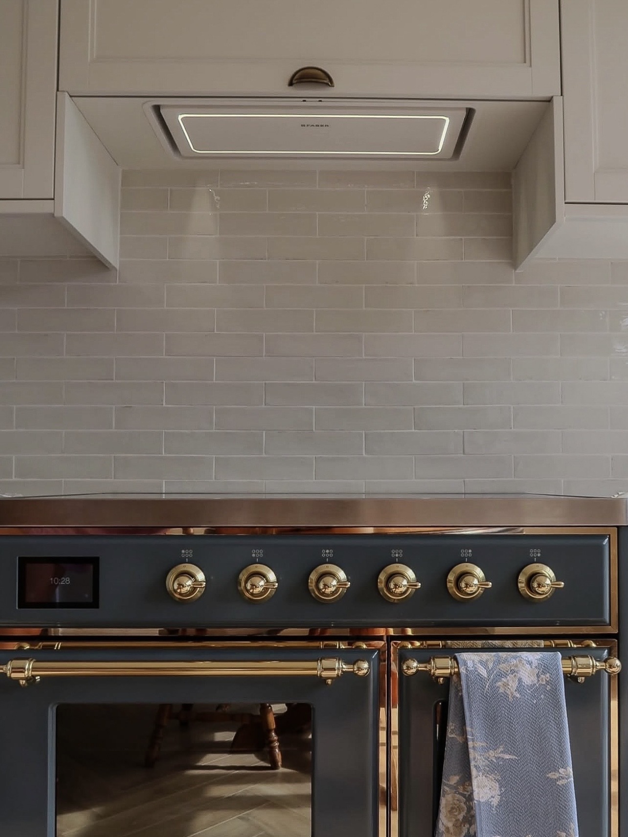 Brass control knobs on ILVE Majestic range