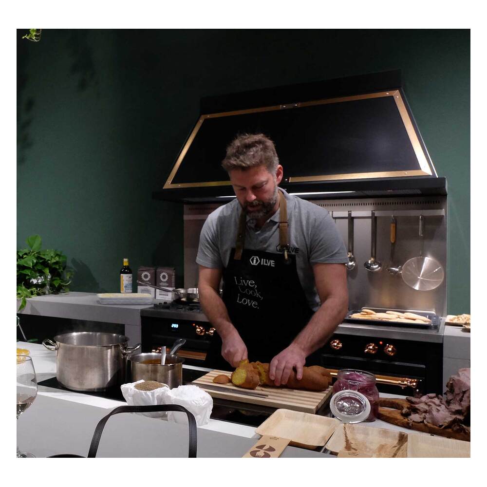 UN60FSNMPBKG-lifestyle