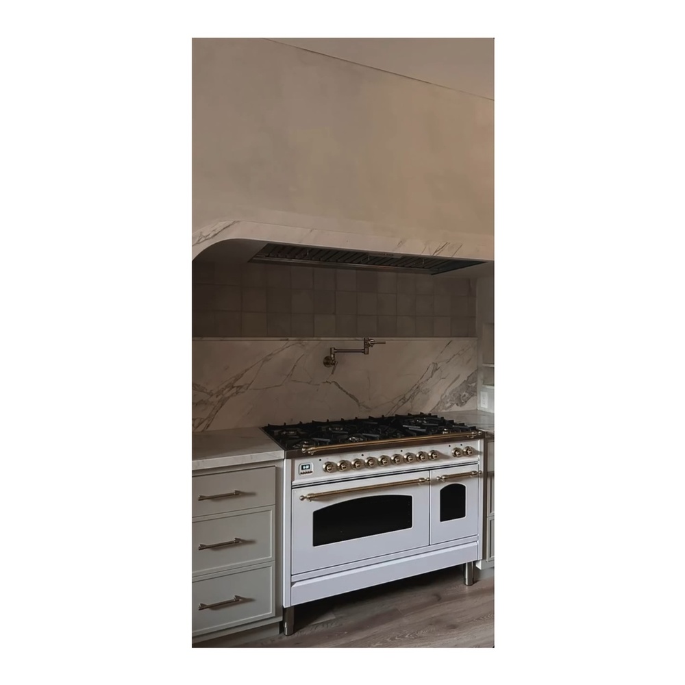 ILVE UP48FNMPWHGLP Nostalgie II 48 inch Dual Fuel Range with 5.02 cu. ft. Total Double Oven Capacity (8 Sealed Burners + Griddle, Liquid Propane, Triple Glass Door, White, Brass) 3 ILVE UP48F Nostalgie II 48 inch Dual Fuel Range