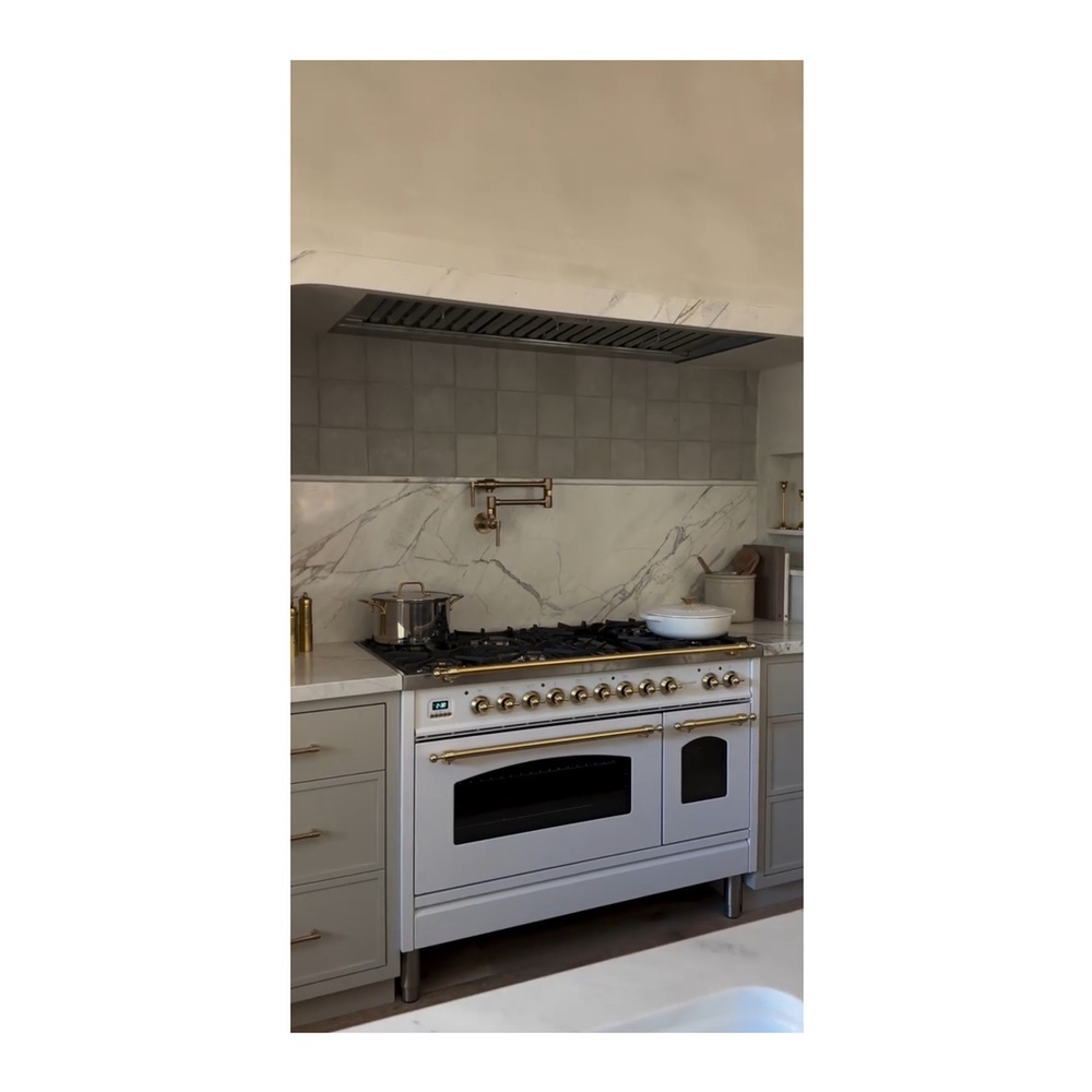ILVE UP48FNMPWHGLP Nostalgie II 48 inch Dual Fuel Range with 5.02 cu. ft. Total Double Oven Capacity (8 Sealed Burners + Griddle, Liquid Propane, Triple Glass Door, White, Brass) 5 ILVE UP48F Nostalgie II 48 inch Dual Fuel Range