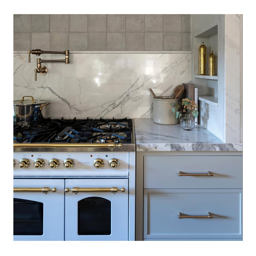ILVE UP48FNMPWHGLP Nostalgie II 48 inch Dual Fuel Range with 5.02 cu. ft. Total Double Oven Capacity (8 Sealed Burners + Griddle, Liquid Propane, Triple Glass Door, White, Brass) 6 ILVE UP48F Nostalgie II 48 inch Dual Fuel Range