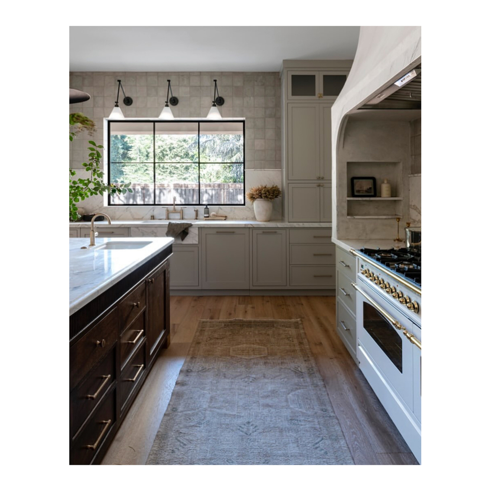 ILVE UP48FNMPWHGLP Nostalgie II 48 inch Dual Fuel Range with 5.02 cu. ft. Total Double Oven Capacity (8 Sealed Burners + Griddle, Liquid Propane, Triple Glass Door, White, Brass) 9 ILVE UP48F Nostalgie II 48 inch Dual Fuel Range