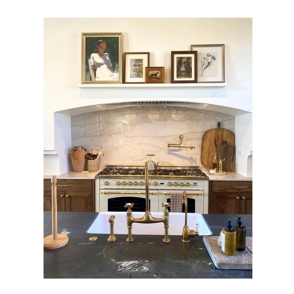 ILVE UP60FNMPAWG Nostalgie II 60 inch Dual Fuel Range with 5.8 cu. ft. Total Double Oven Capacity (9 Sealed Burners + Griddle, Natural Gas, Triple Glass Door, Antique White, Brass) 4 ILVE UP60F Nostalgie II 60 inch Dual Fuel Range