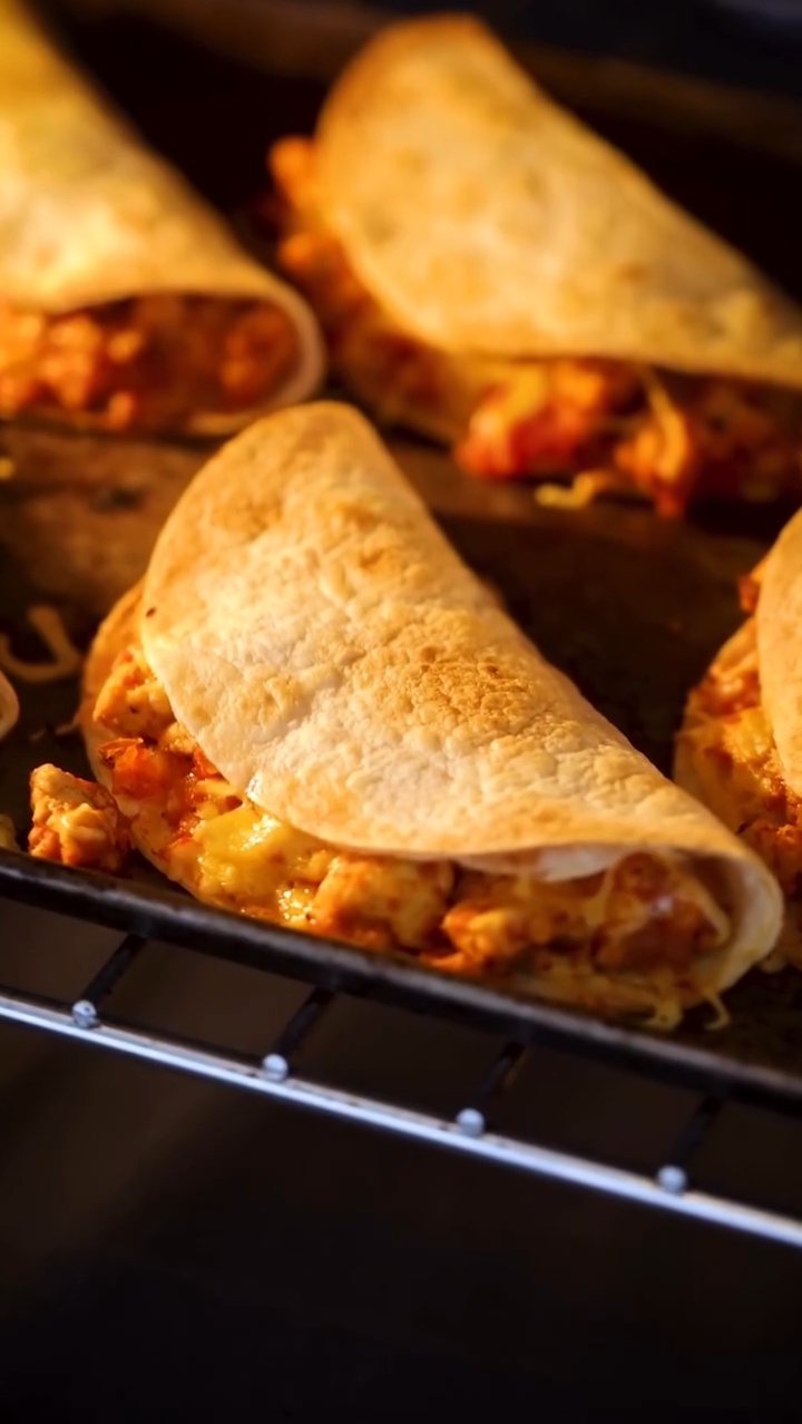 Whats on your menu for the weekend Our 120cm Nostalgie range cooker is the kind of appliance that transforms your kitchen into a comprehensive culinary studio.00 00 33 00.Still013